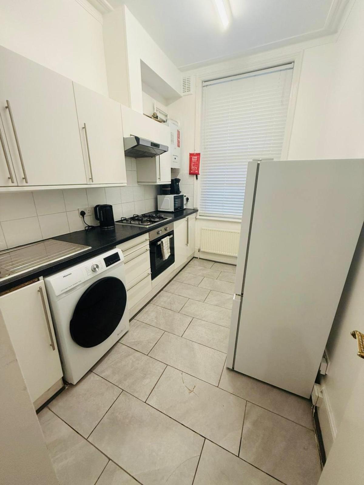 Cricklewood Broadway Guest Home London Room photo