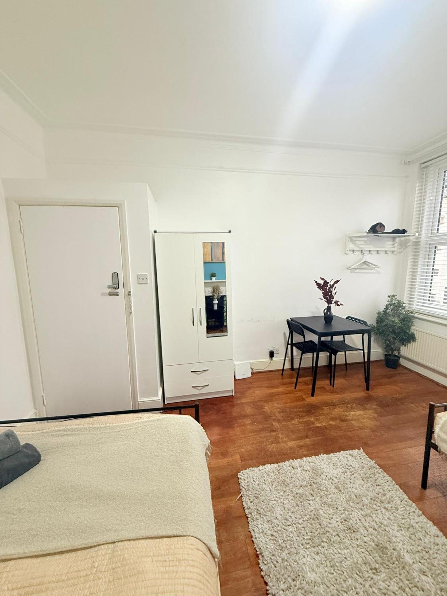Cricklewood Broadway Guest Home London Exterior photo